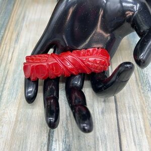 ⭐️1930s Carved Bakelite Red Maroon Pin Brooch